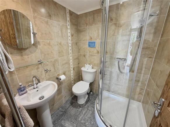 5 bed Detached for sale Image 8