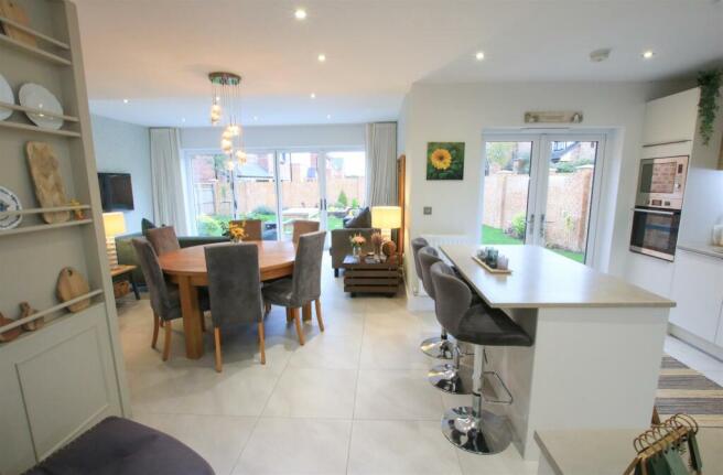 OPEN PLAN LIVING/ DINING/ KITCHEN