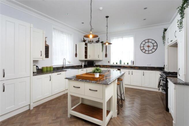 7 bed Detached for sale Image 11