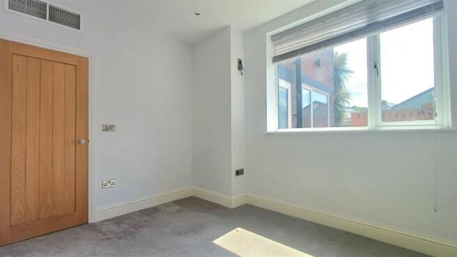 2 bed Flat to rent Image 10
