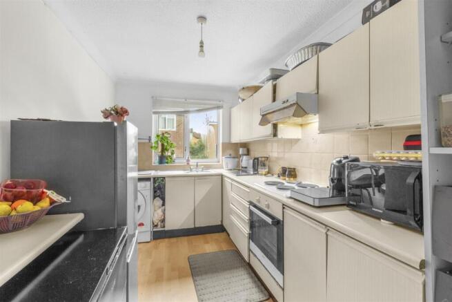 6 Castleview Gardens, HP12 3UD-1.jpg