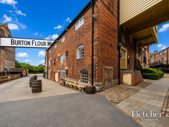 Stunning One Bedroom Apartment Overlooking River