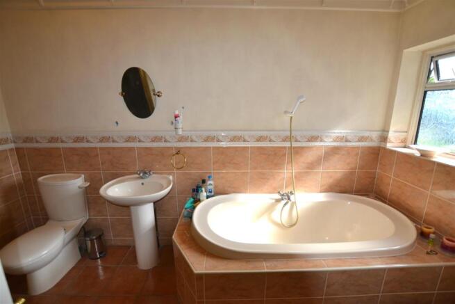 SPACIOUS BATHROOM/WC