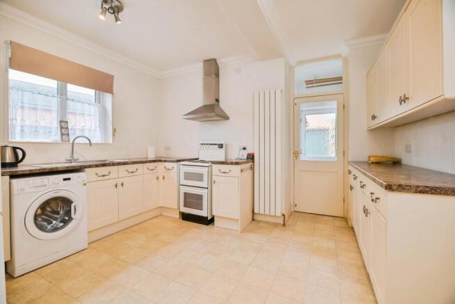 4 bed Bungalow for sale Image 6