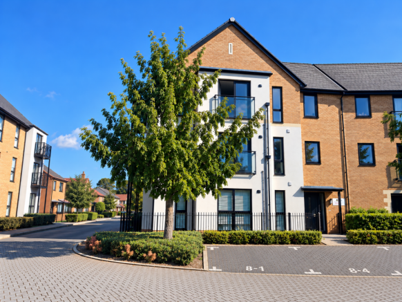 2-bed flat on Ground floor apartment in Leybourne Chase, ME19 5GJ, £220,000