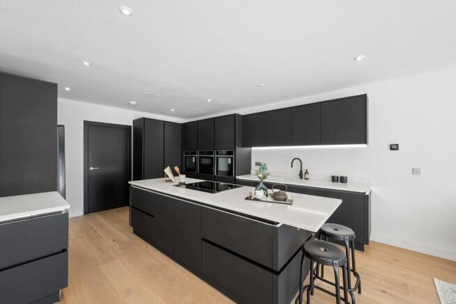 5 bed Detached for sale Image 4