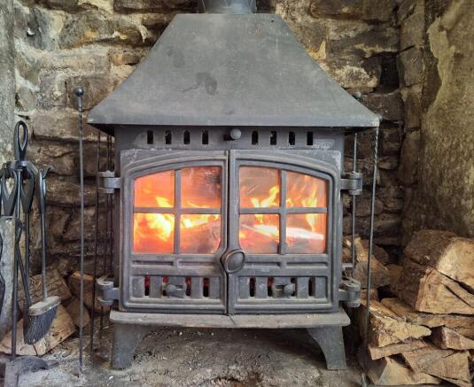 Log Buning Stove