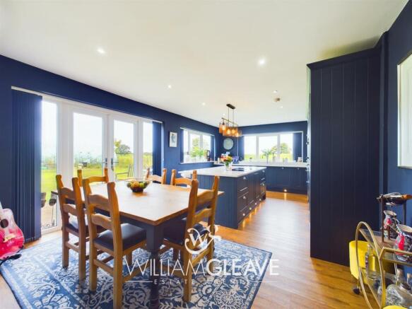 Kitchen/ Dining Room