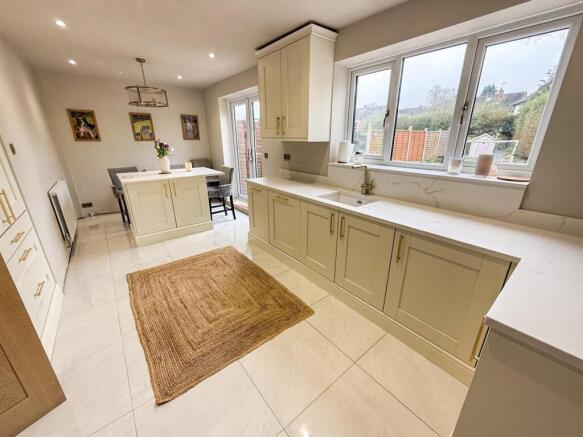 Kitchen/ Dining Room