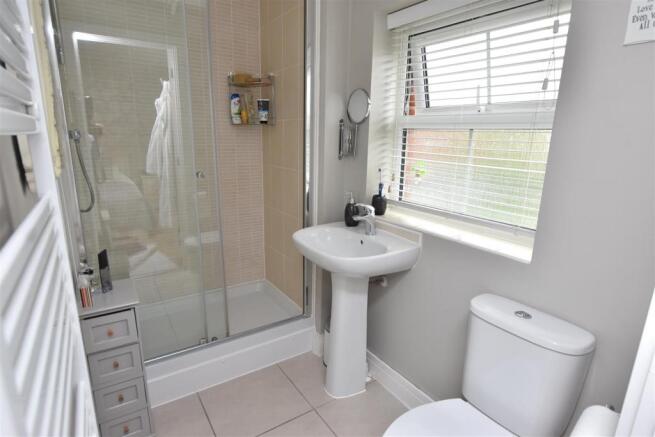 EN-SUITE SHOWER ROOM