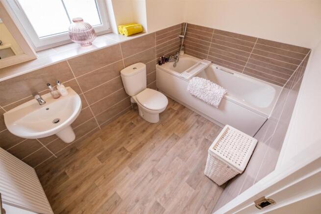 048-2_Hunterfield_Place_Carluke_ML84GY.jpg