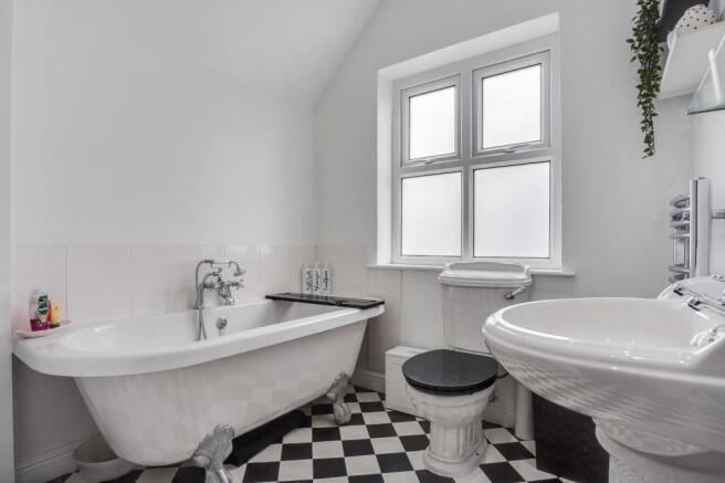 5 bed Detached for sale Image 9