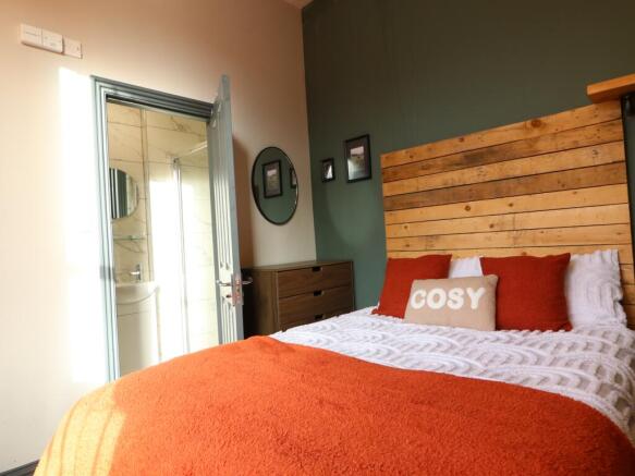 67 Oxford Road Room 1.JPG