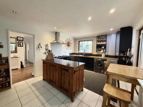 Kitchen/Breakfast Room: