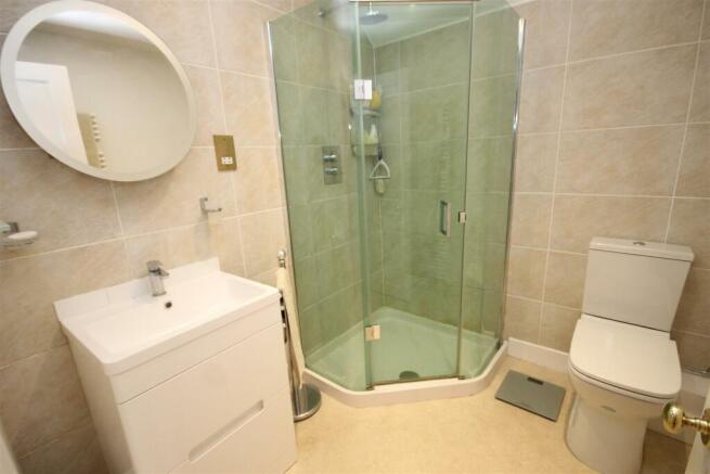 EN-SUITE SHOWER ROOM