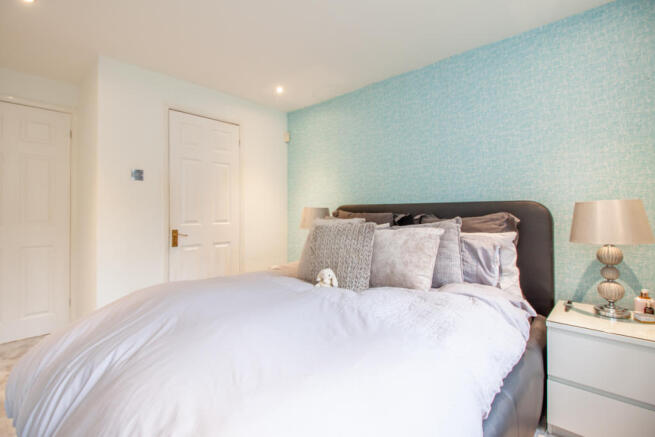 Master Bedroom (2)