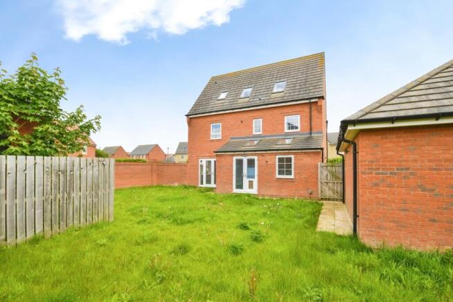 5 bed Detached for sale Image 12