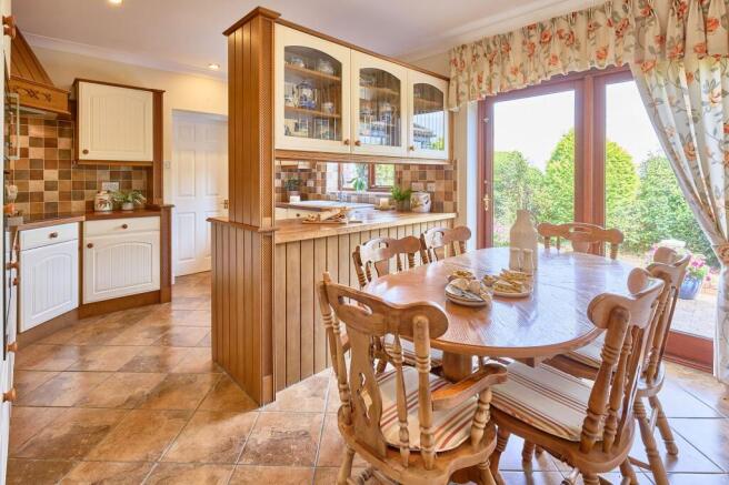 4 bed Detached for sale Image 11