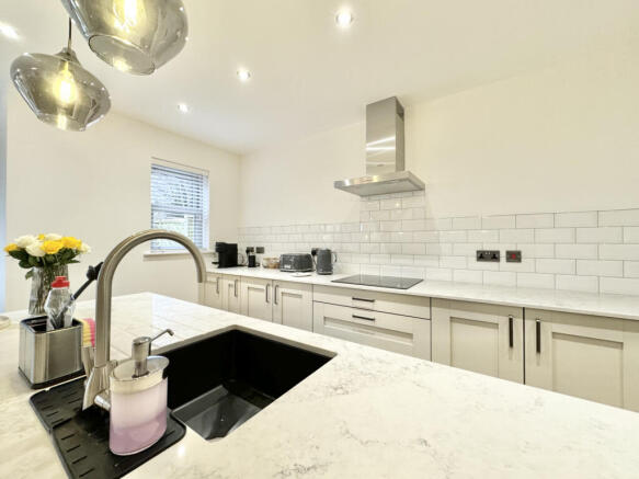 4 bed Detached for sale Image 9