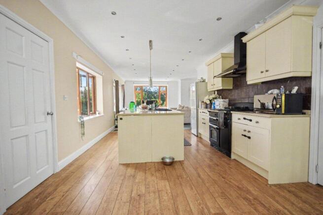 5 bed House for sale Image 8