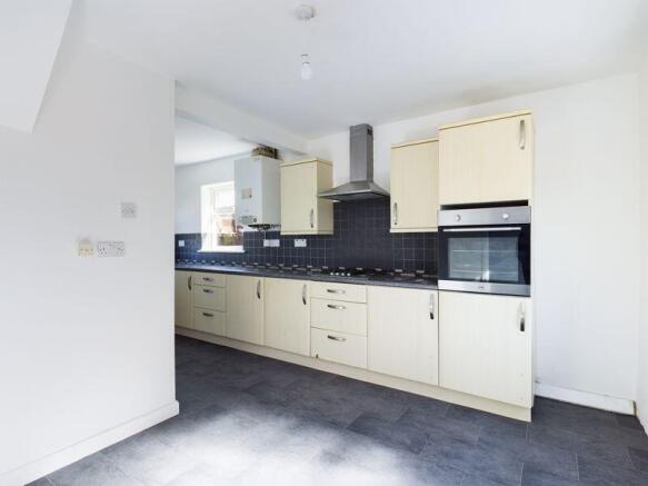 3 bed Semi-Detached to rent Image 5