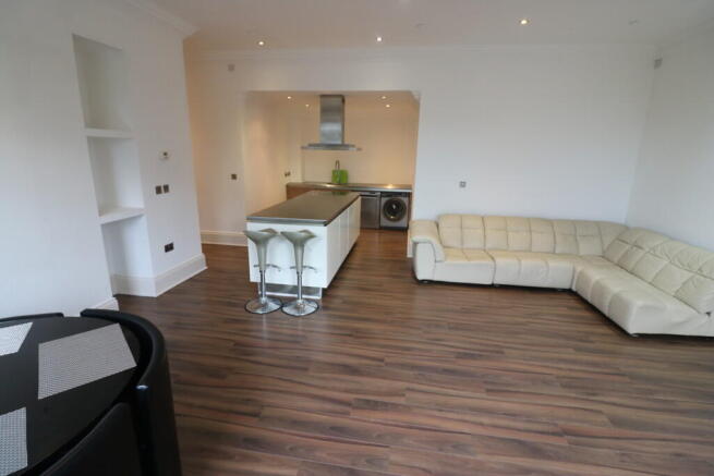 2 bed Apartment to rent Image 4
