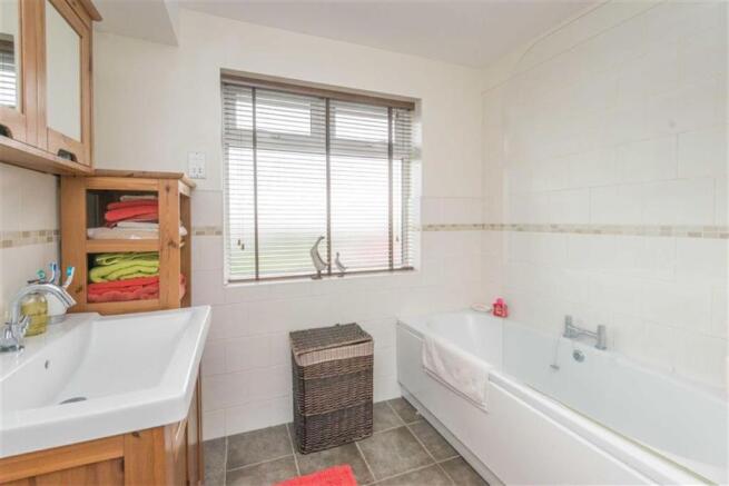 LUXURIOUS BATHROOM