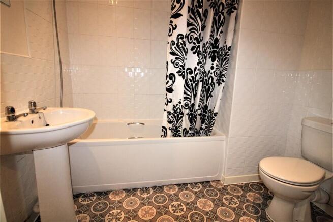 2 bed Apartment to rent Image 4