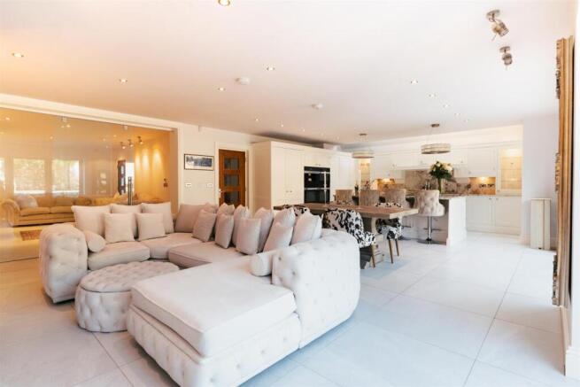 6 bed Detached for sale Image 8