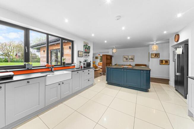 5 bed House for sale Image 8