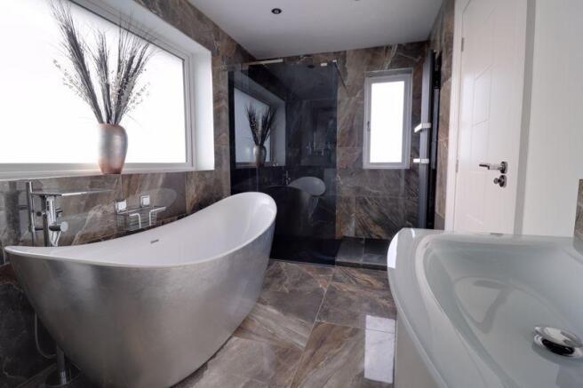 Luxury En-Suite Bath/Shower Room