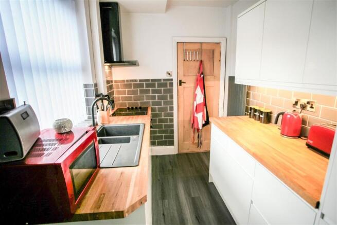 FITTED KITCHEN