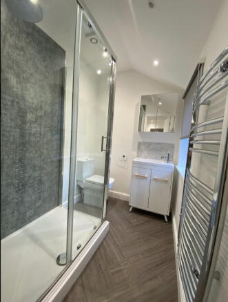 4 bed House to rent Image 7
