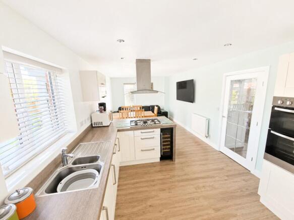 4 bed Detached for sale Image 6