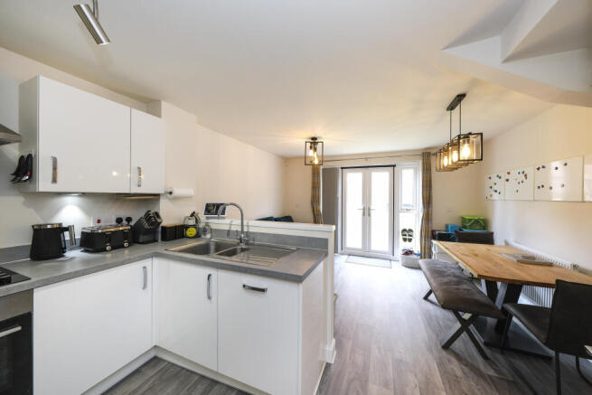 4 bed Semi-Detached for sale Image 9