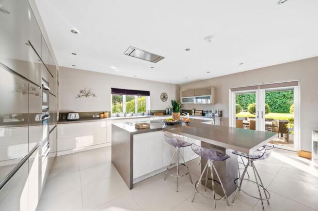 6 bed Detached for sale Image 7