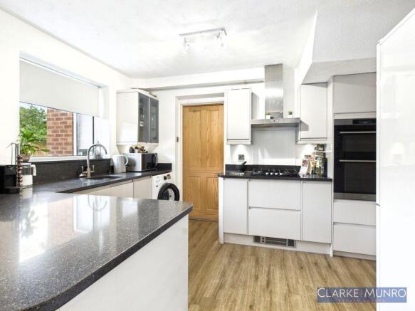5 bed Detached for sale Image 6