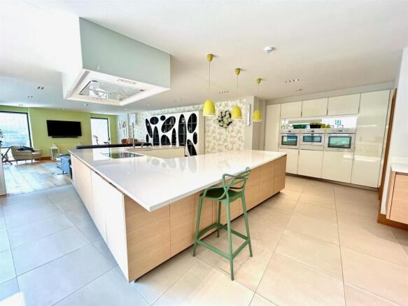 4 bed Detached for sale Image 4