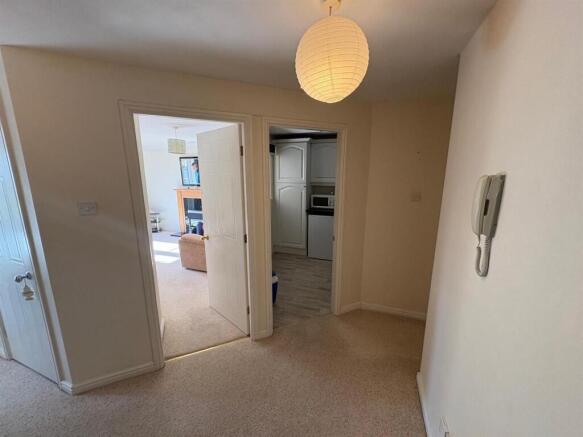 2 bed Flat for sale Image 8