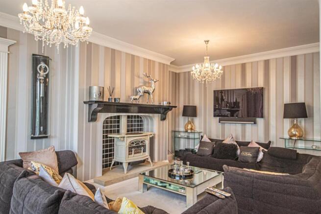 5 bed Detached for sale Image 8