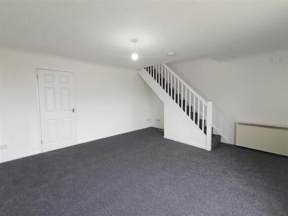 97 Kingsley Court Lounge