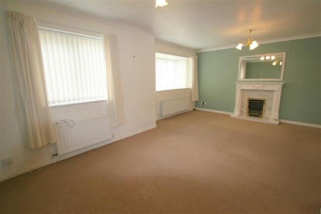 LOUNGE / DINING AREA