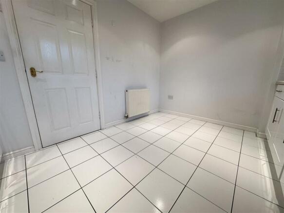 KITCHEN SEATING AREA