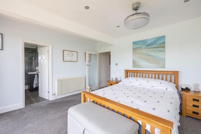 5 bed Detached for sale Image 12