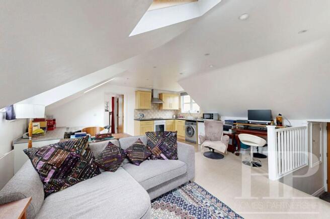 Lounge/dining/kitchen area