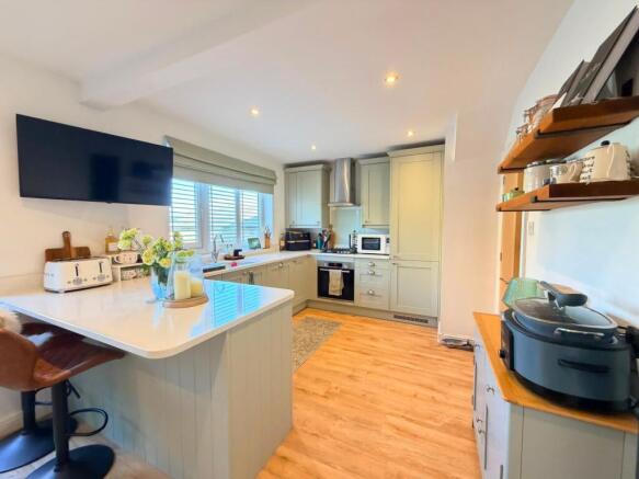 4 bed Semi-Detached for sale Image 3