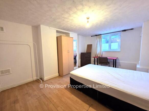 6 bed Terraced to rent Image 8
