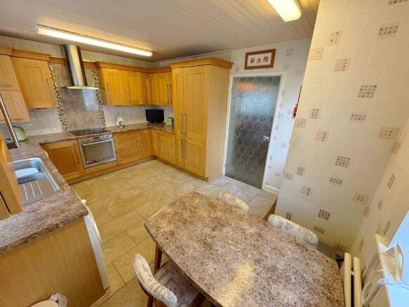 Spacious Dining Kitchen