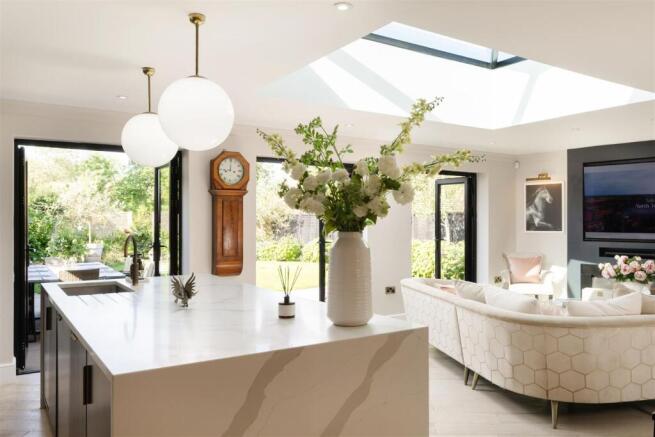 5 bed House for sale Image 5