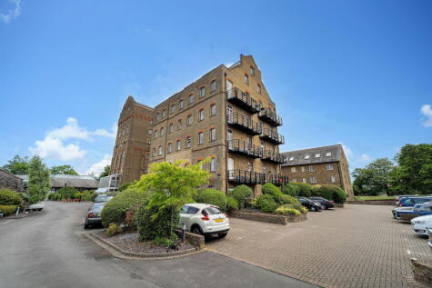 Bourneside Road, Addlestone, KT15